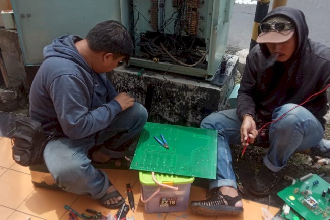 Traffic Light Ngingas Kembali Nyala, Teknisi Alindo dan Dishub Klaten Gas Pol Perbaiki!