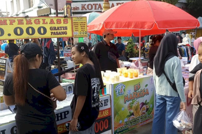 Klaten Berduka, CFD Tetap Berjalan: Pedagang  CFD Kenakan Hitam untuk Almarhum WaBup Benny