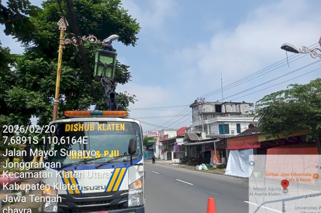 Kabel Bawah Putus, Tim PJU Dishub Klaten Ganti Jaringan Atas di Utara Masjid Al Aqsha