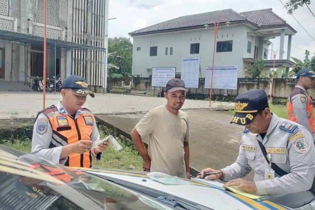 Dishub Tertibkan 4 Truk Galian C di Bonyokan-Penggung