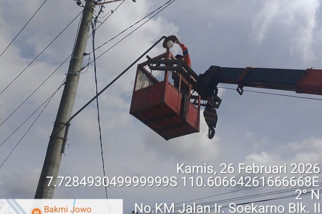 PJU Samping Bagas Waras Padam? Tim PJU Dishub Klaten Langsung Ganti Fitting dan Lampu!