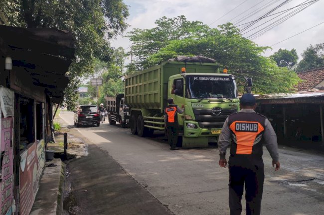 8 Tronton Diputar Balik di Simpang 3 Gondang! Dishub Klaten Makin Gencar Tertibkan Truk Gol C