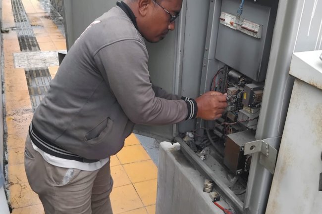 Relay Terbakar? Tim Traffic Dishub Klaten Sigap Perbaiki Traffic Light Simpang Klatos!