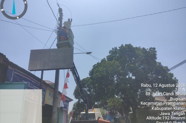 Panas Terik, Tim PJU Klaten Betulkan Jaringan Induk