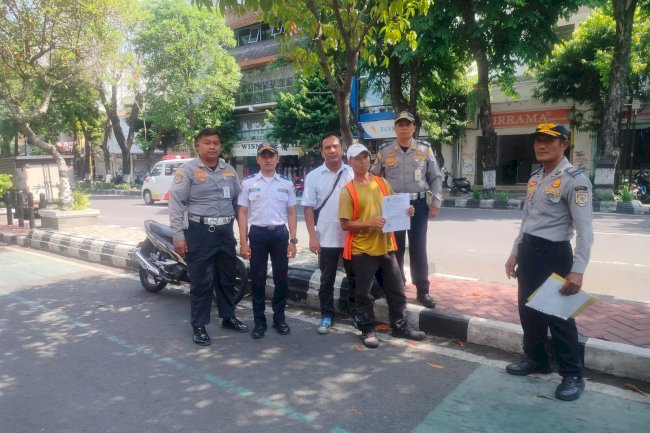 Aduan Warga Berujung Penindakan Parkir di Depan Laris