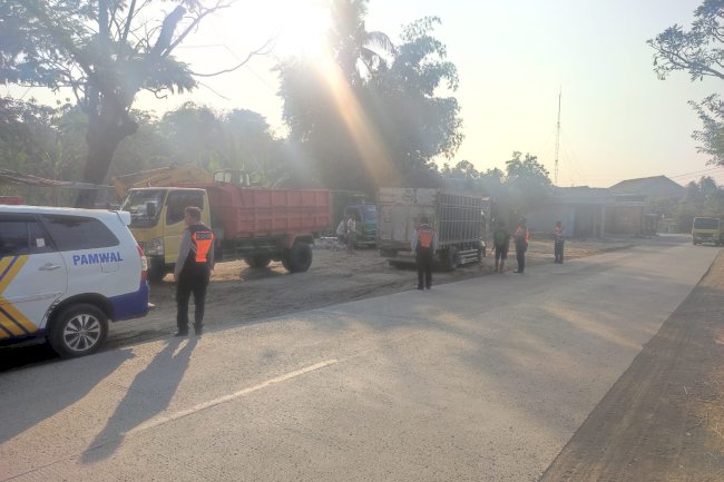 Ngeyel Beroperasi Pagi, 8 Truk Galian C Dihadang Petugas