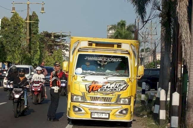 Nekat Melintas Pagi, Truk Pasir Kena Adang Petugas