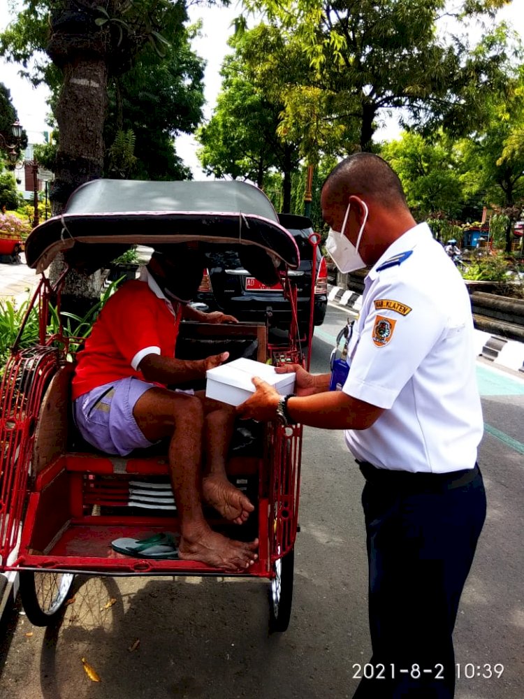 Pembagian Nasi Box ke Posko Relawan COVID-19