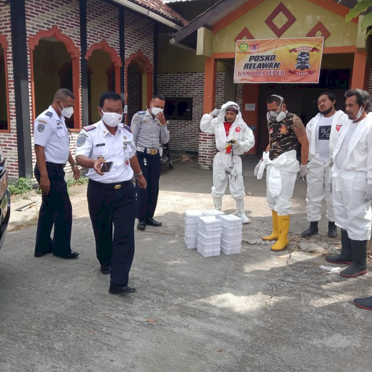 Pembagian Nasi Box ke Posko Relawan COVID-19