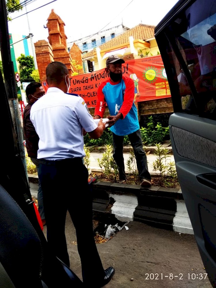 Pembagian Nasi Box ke Posko Relawan COVID-19