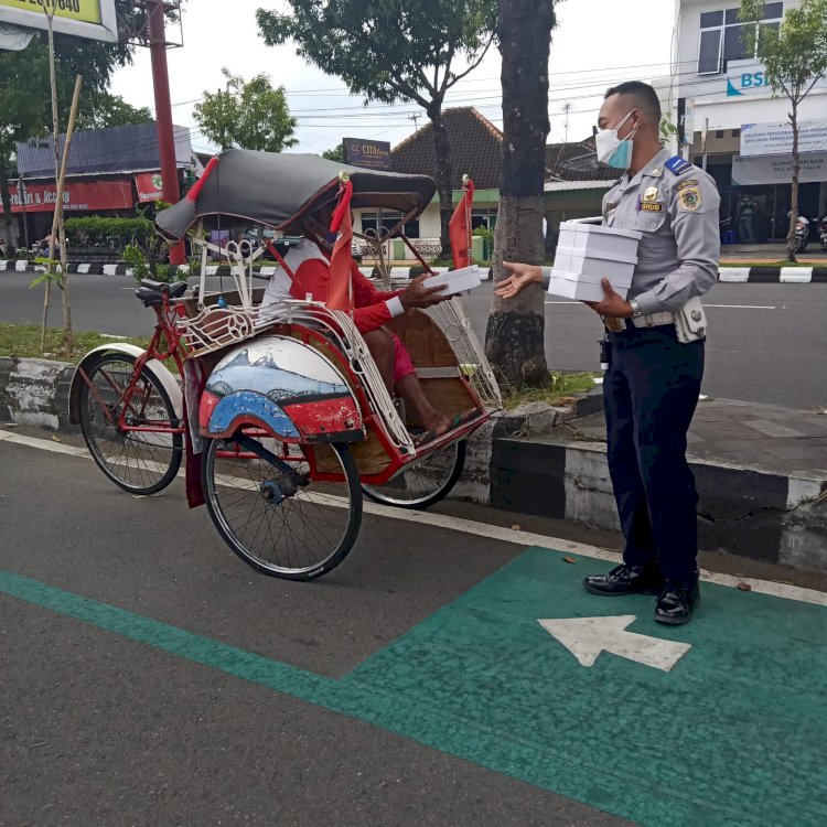 Pembagian Nasi Box ke Posko Relawan COVID-19