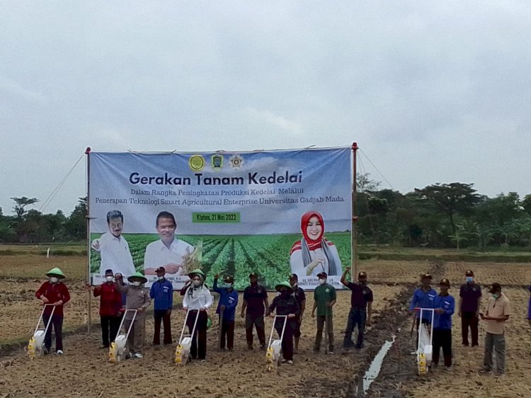 Pengawalan bupati dalam acara gerakan Tanam Kedelai di Desa Burikan, Cawas kabupaten Klaten