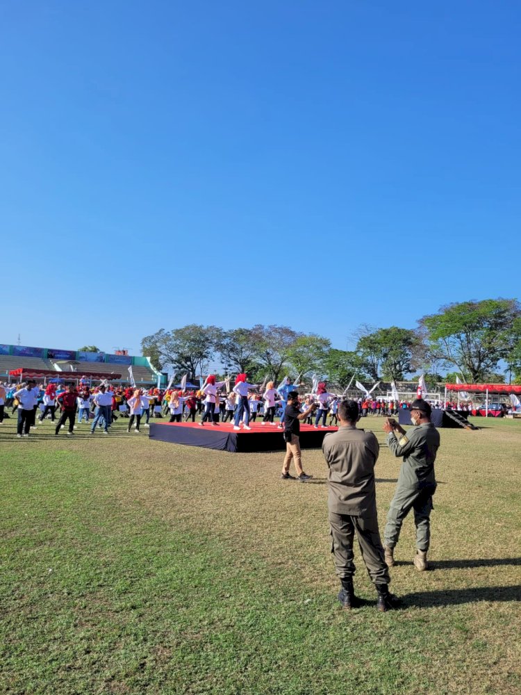 Pengawalan Bupati Senam Massal di Stadion Trikoyo