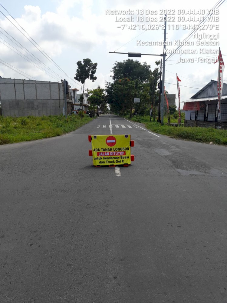 Pemasangan Water Barrier di Lokasi Jalan Longsor