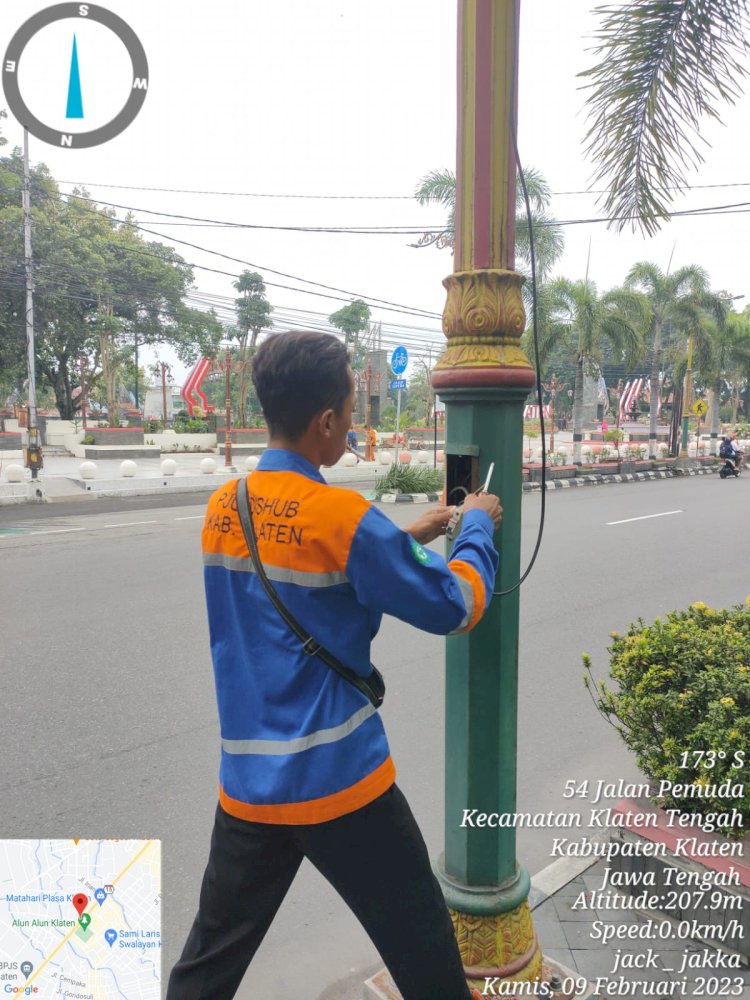 Pemasangan lampu hias didepan alun-alun klaten