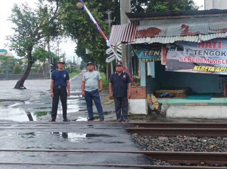 Personil penjaga pintu palang kereta api Mbah Ruwet