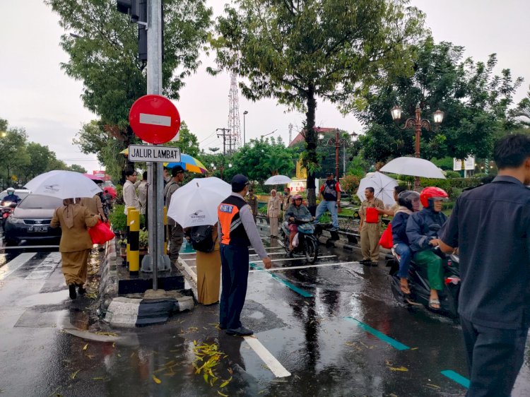 Pembagian Takjil di Depan Kantor Pemda