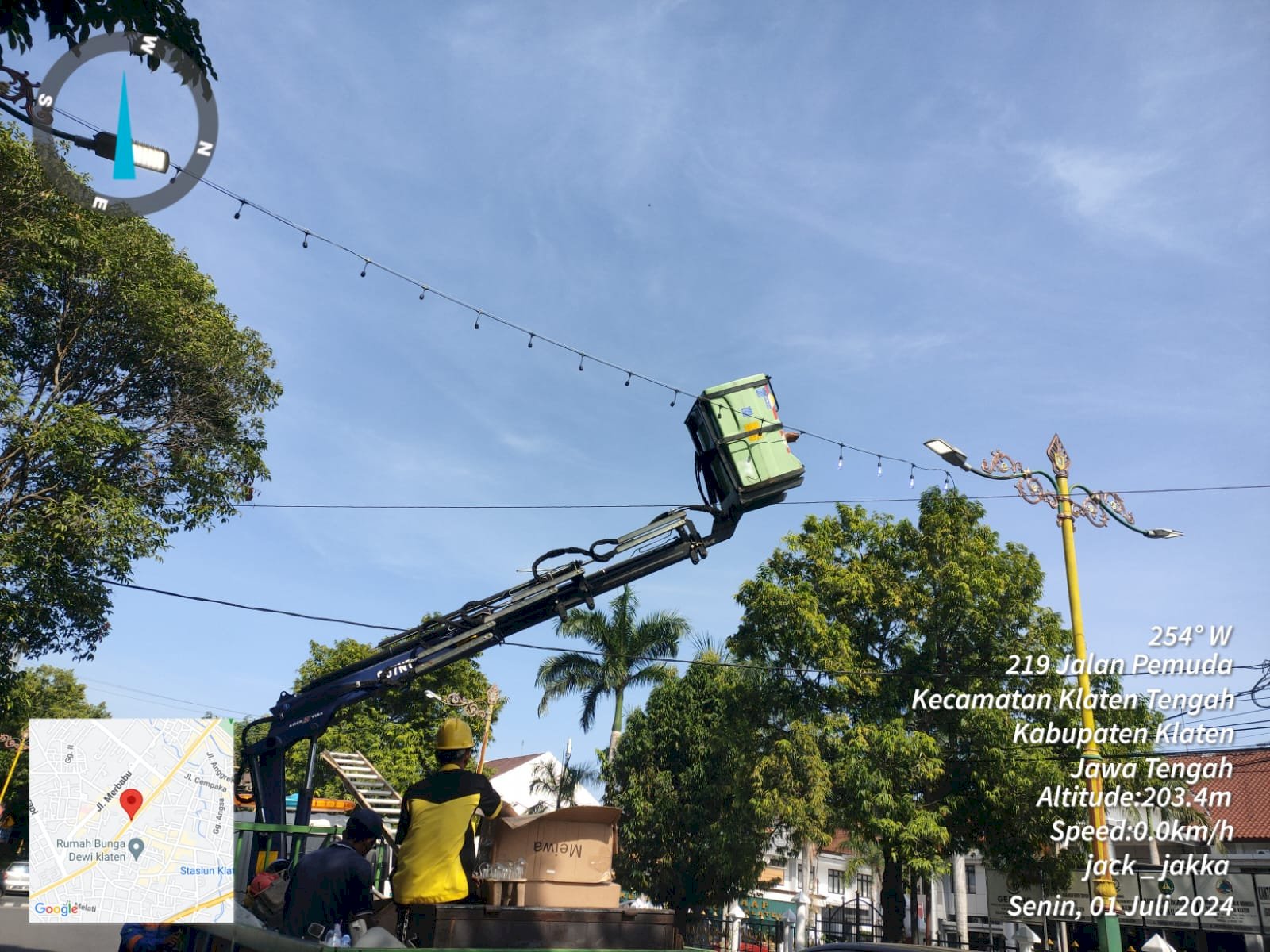 Pemasangan Lampu Hias