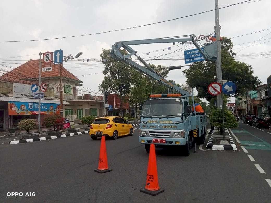 Pemasangan Lampu Hias