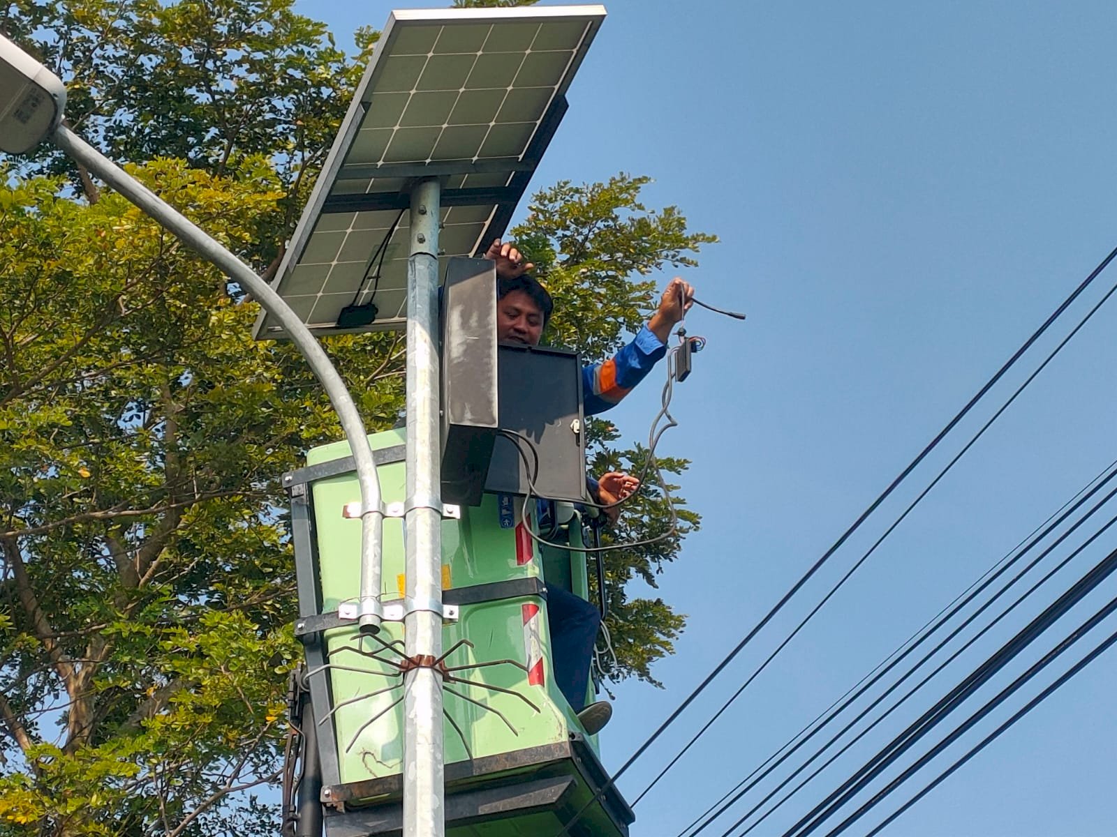 Lampu PJU dan Drama Pencurian Baterai PJU Tenaga Surya