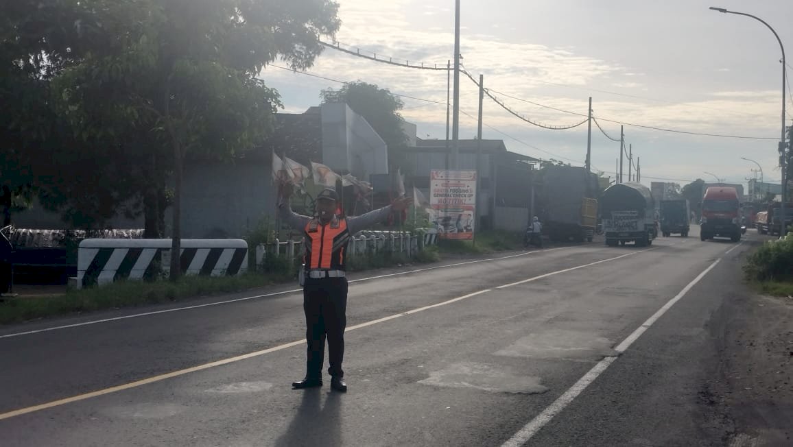 Petugas Dishub Klaten Amankan dan Atur Lalu Lintas di Gedung GBK Klaten