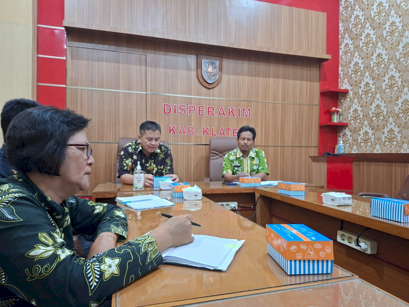 Petugas Dishub Klaten Hadiri Rapat Penyerahan Secara Simbolis Bansos Perbaikan RTLH