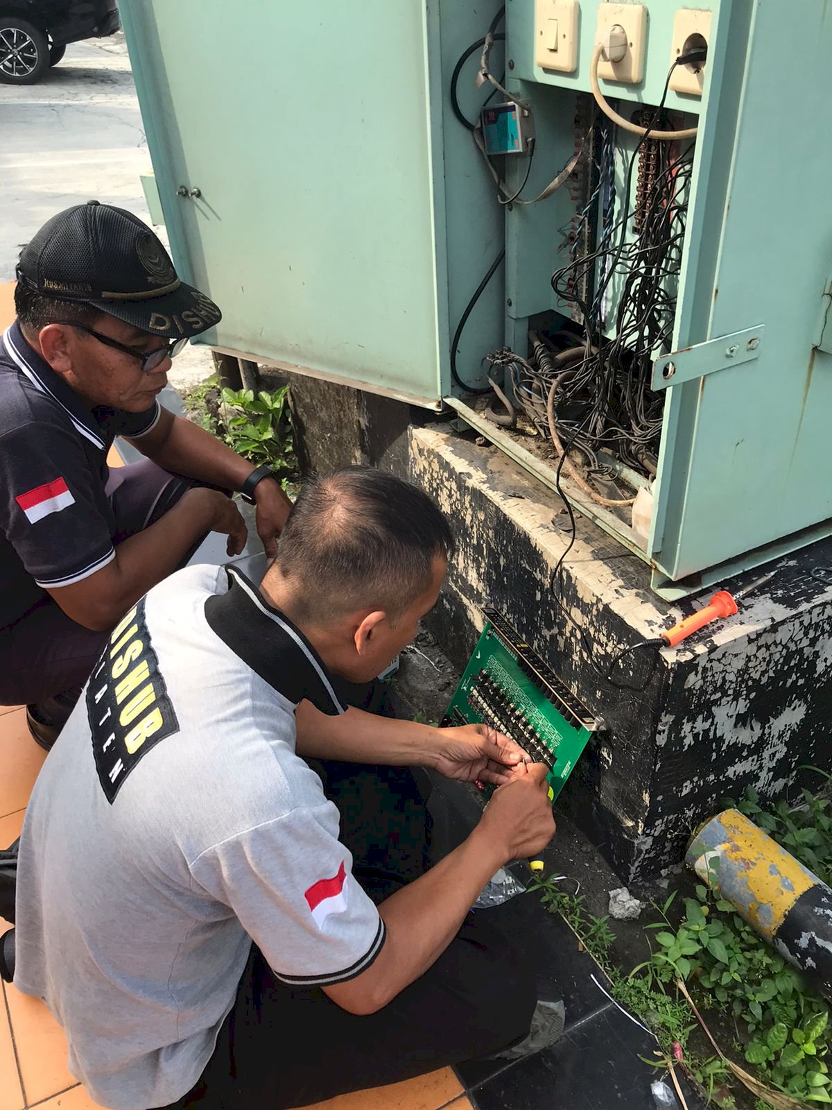 Petugas Dishub Klaten Lakukan Perbaikan TL Ngingas