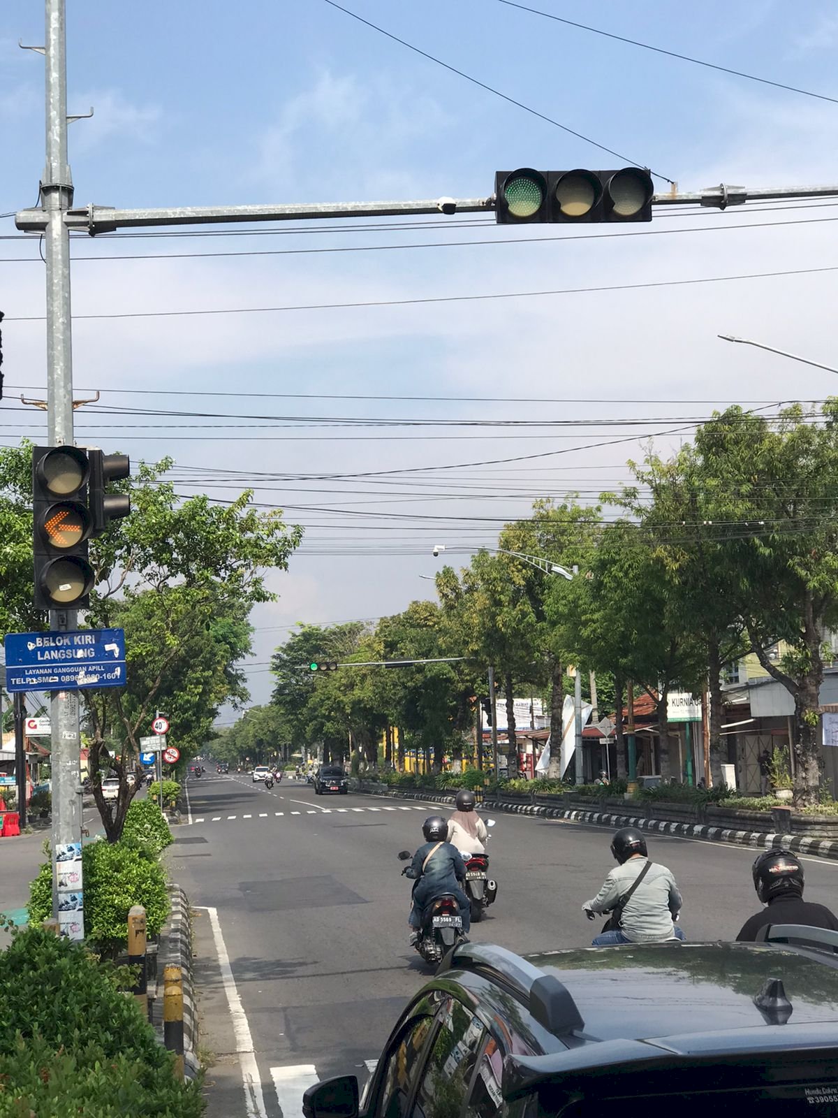 Petugas Dishub Klaten Lakukan Perbaikan TL Ngingas