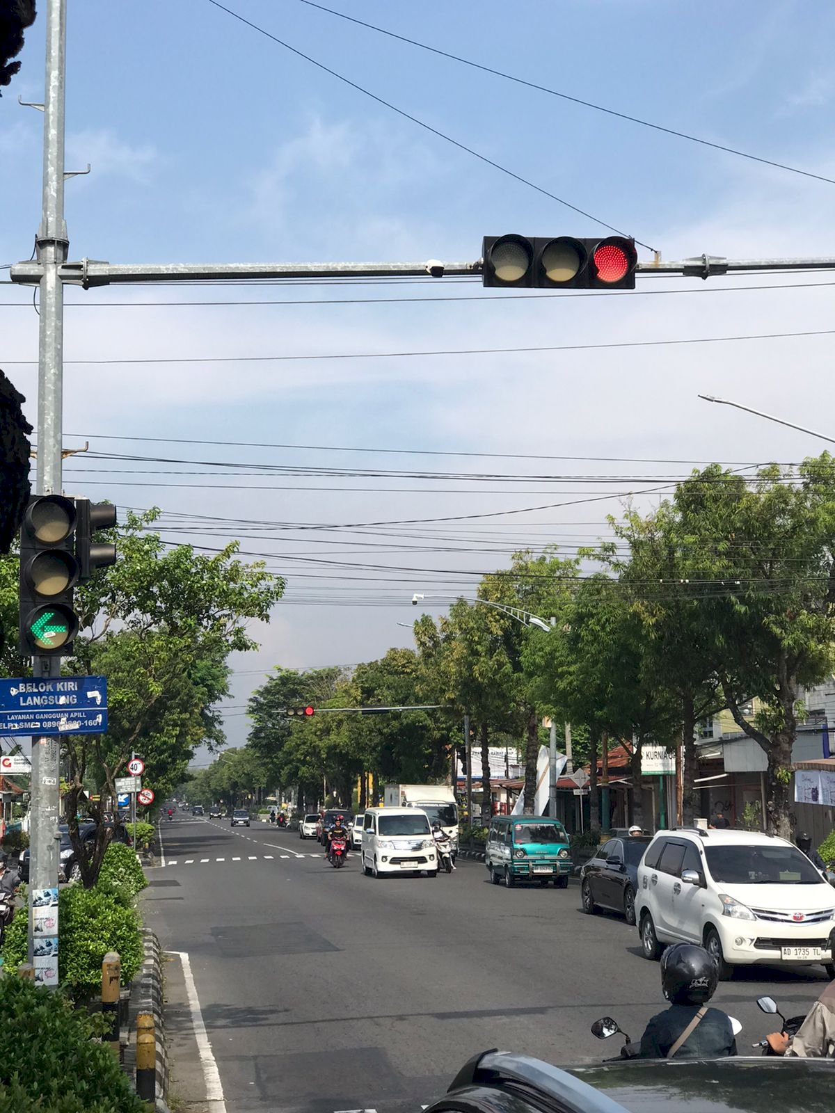 Petugas Dishub Klaten Lakukan Perbaikan TL Ngingas