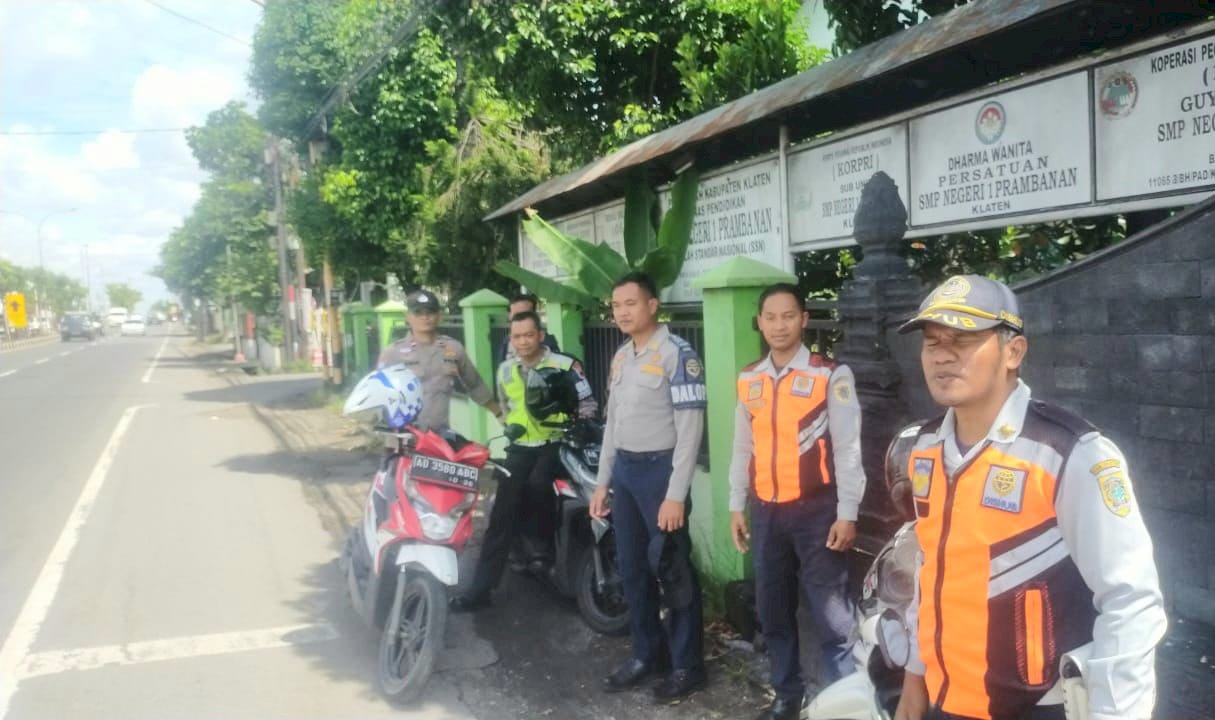 Dishub Klaten Atur Lalu Lintas di Depan SMP Prambanan untuk Acara Peresmian Masjid Qolbun Syakur