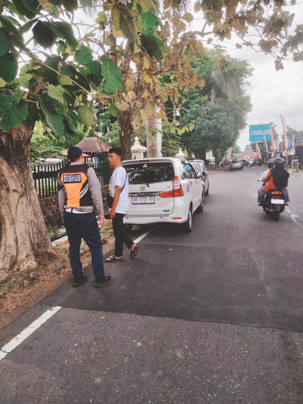 Dishub Klaten Tindaklanjuti Aduan Media Sosial, Tertibkan Parkir Liar di Kawasan TWC Prambanan