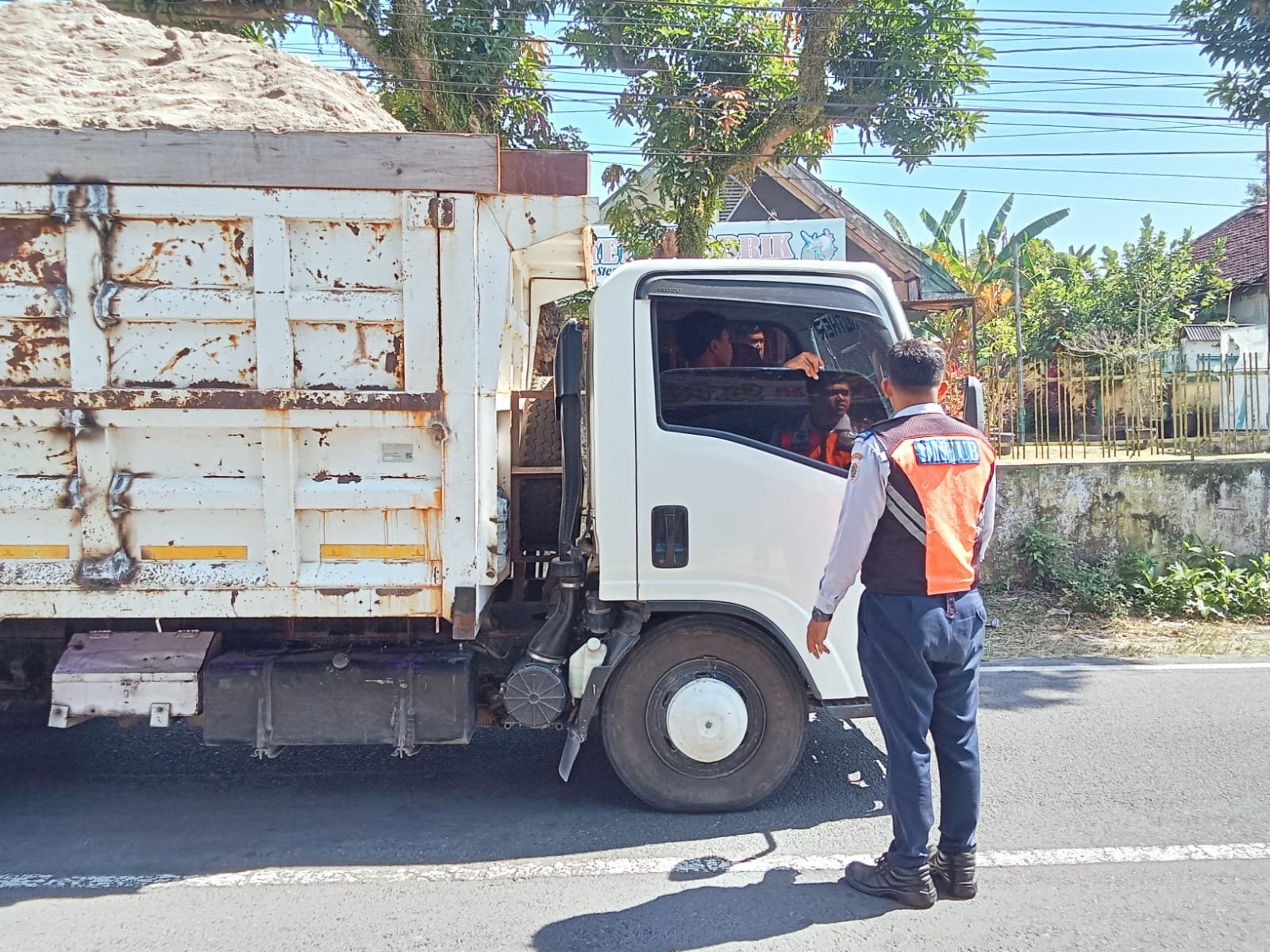 Patwal Dishub Klaten Sukses Gelar Pengawasan Angkutan Galian C di Simpang 4 Polsek Kebonarum