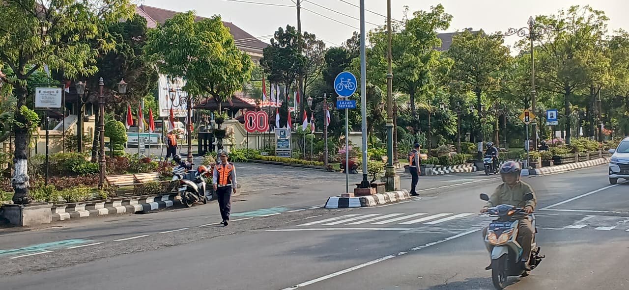 Patwal Dishub Klaten Sukses Atur Lalu Lintas dan Parkir pada Apel PAM Swakarsa Pemda Klaten
