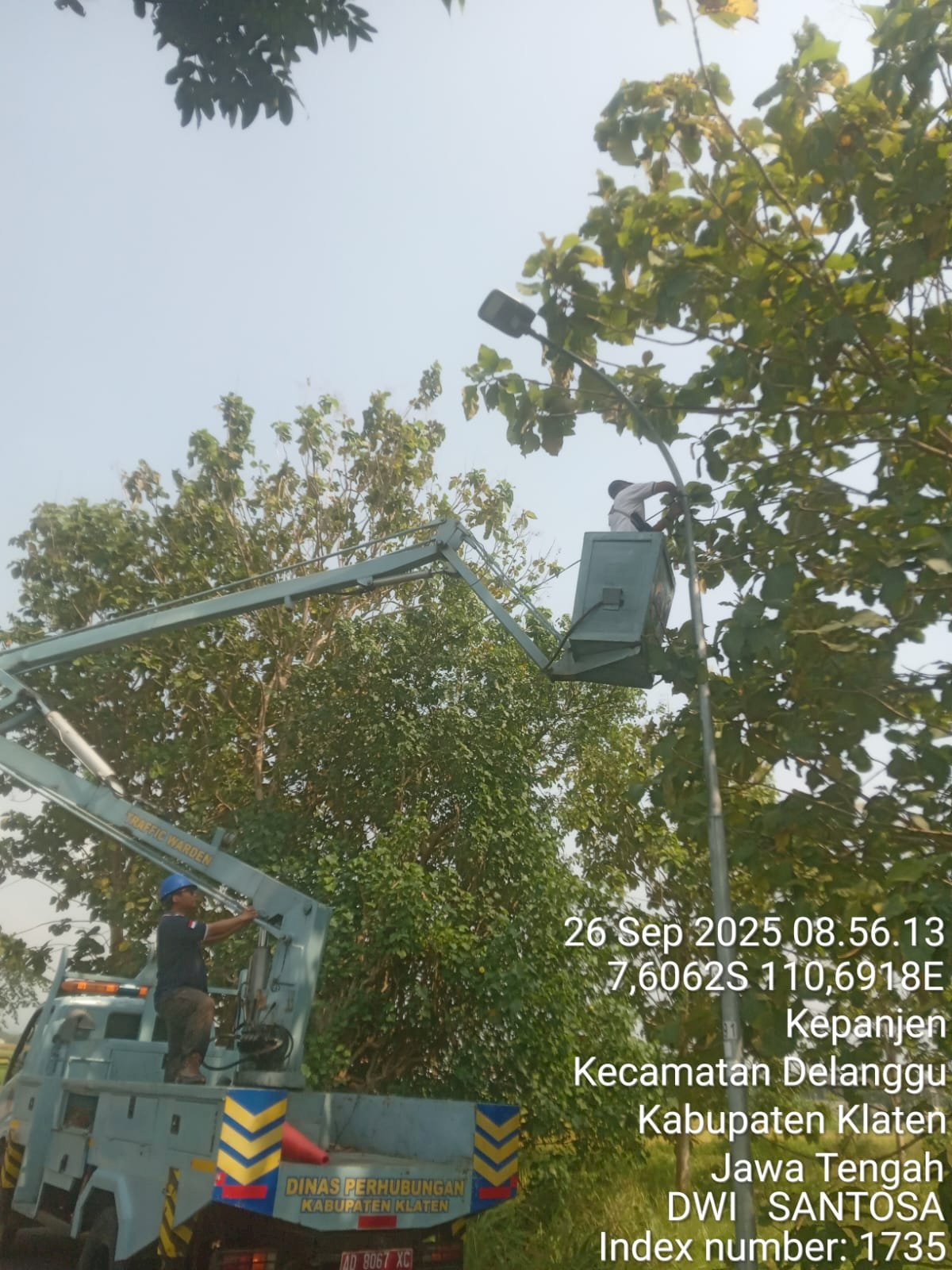 Tim PJU Bergerak Cepat Perbaiki Jaringan Kabel yang Putus di Samping Masjid Al Mubarokah Kepanjen