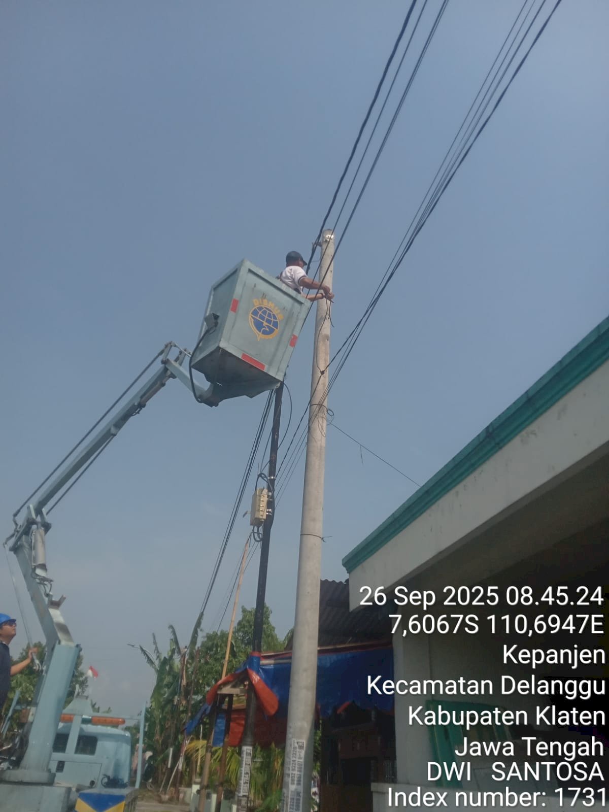 Tim PJU Bergerak Cepat Perbaiki Jaringan Kabel yang Putus di Samping Masjid Al Mubarokah Kepanjen