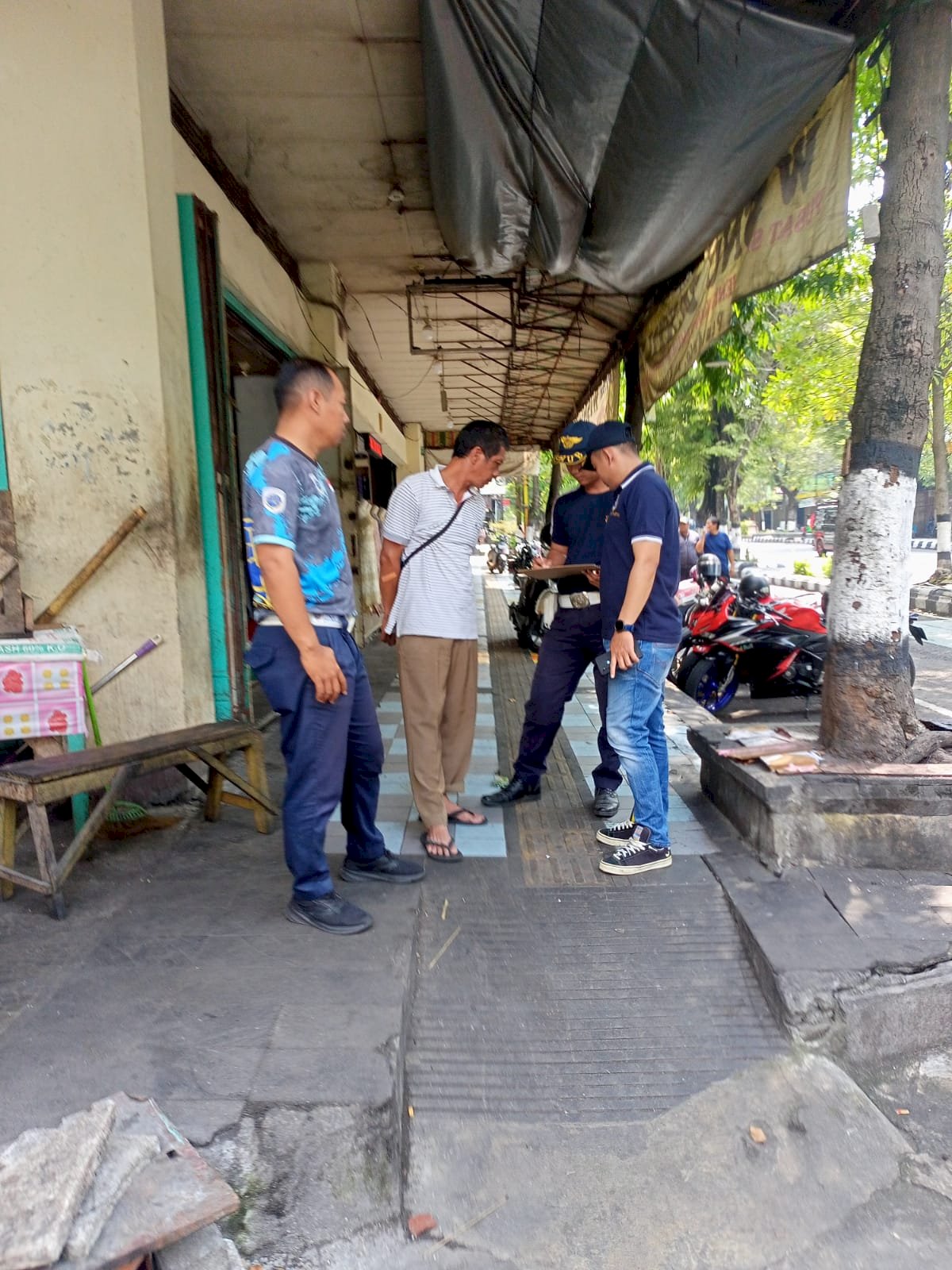 Petugas Penertiban Parkir Dinas Perhubungan Klaten Lakukan Pendataan Potensi Parkir TJU di Kapling 06 dan 07 Jalan Pemuda Tengah
