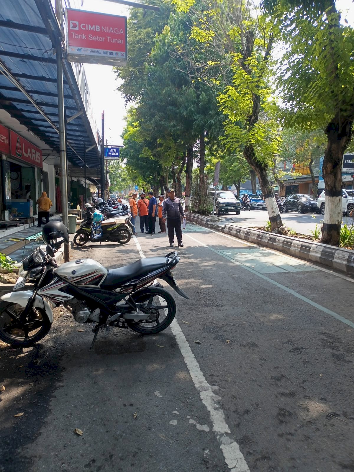 Petugas Penertiban Parkir Dinas Perhubungan Klaten Lakukan Pendataan Potensi Parkir TJU di Kapling 06 dan 07 Jalan Pemuda Tengah