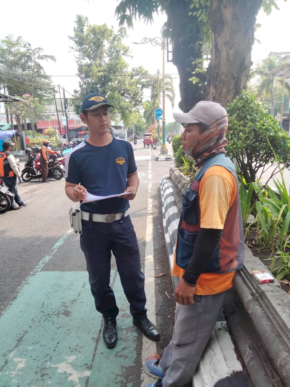 Petugas Penertiban Parkir Dinas Perhubungan Klaten Lakukan Pendataan Potensi Parkir TJU di Kapling 06 dan 07 Jalan Pemuda Tengah