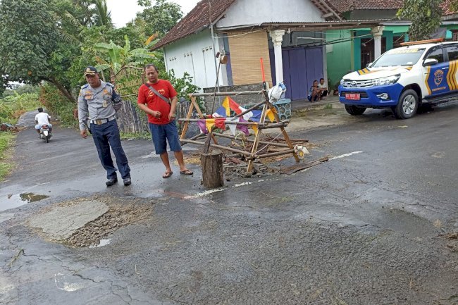 Pemasangan Water Barrier untuk Meningkatkan Keselamatan di Jalan Wedi