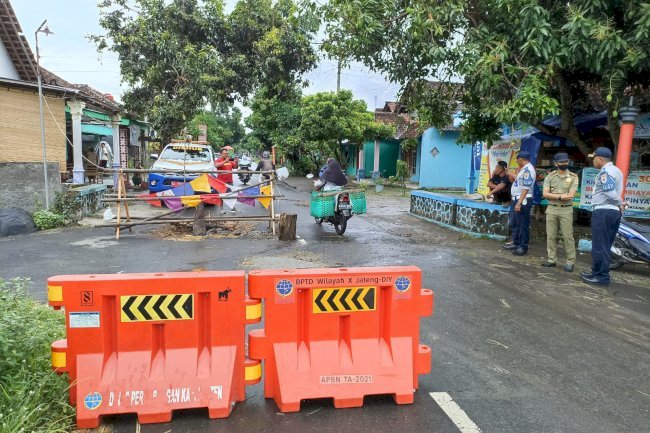Pemasangan Water Barrier untuk Meningkatkan Keselamatan di Jalan Wedi