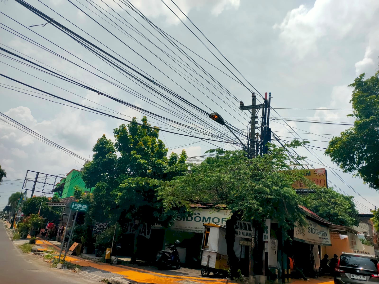 Perbaikan Lampu PJU di Pertigaan Sangkal Putung Tuntas, Jalan Veteran Kembali Bercahaya!