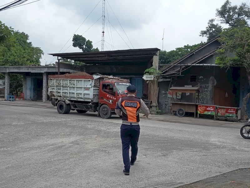 Tim Patwal Dishub Klaten Sukses Awasi Lalu Lintas Truk Galian C di Karangnongko! 