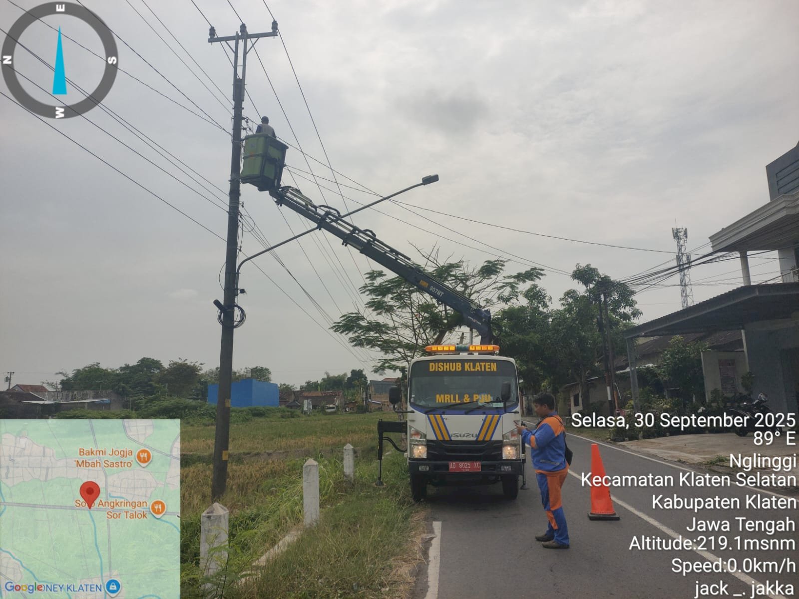 Tim PJU Dishub Klaten Beraksi: Sambungan Lampu Jalan Depan Kantor Desa Nglinggi hingga SDN Nglinggi Kembali Nyala! 