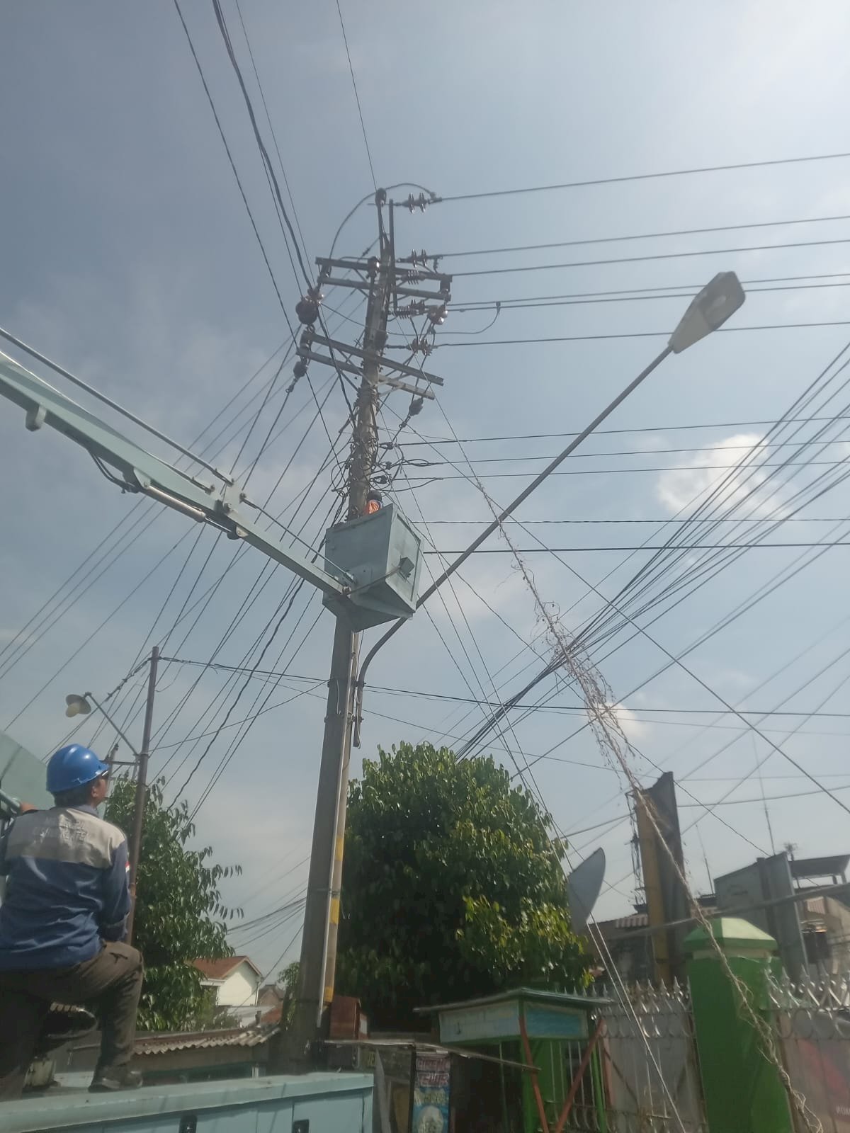 Kontactor Baru & Kabel PJU Anti Korosi di Samping Pasar Cokro Tulung: Lampu Jalan Kembali Nge-Glow! 