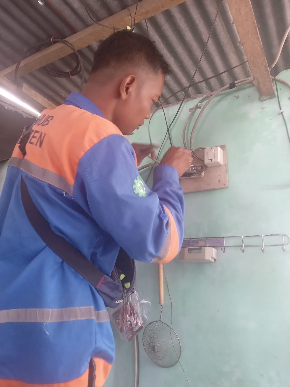 Tim PJU Dishub Klaten Tuntaskan Perbaikan Lampu di Pos Penjaga Palang Kereta Api MBH Ruwet