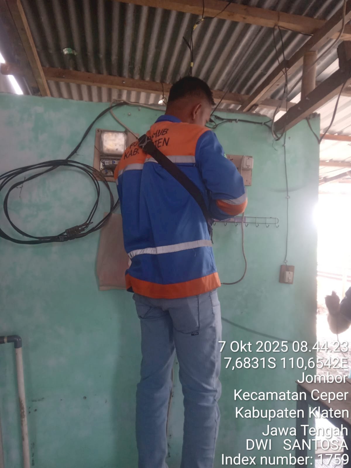 Tim PJU Dishub Klaten Tuntaskan Perbaikan Lampu di Pos Penjaga Palang Kereta Api MBH Ruwet