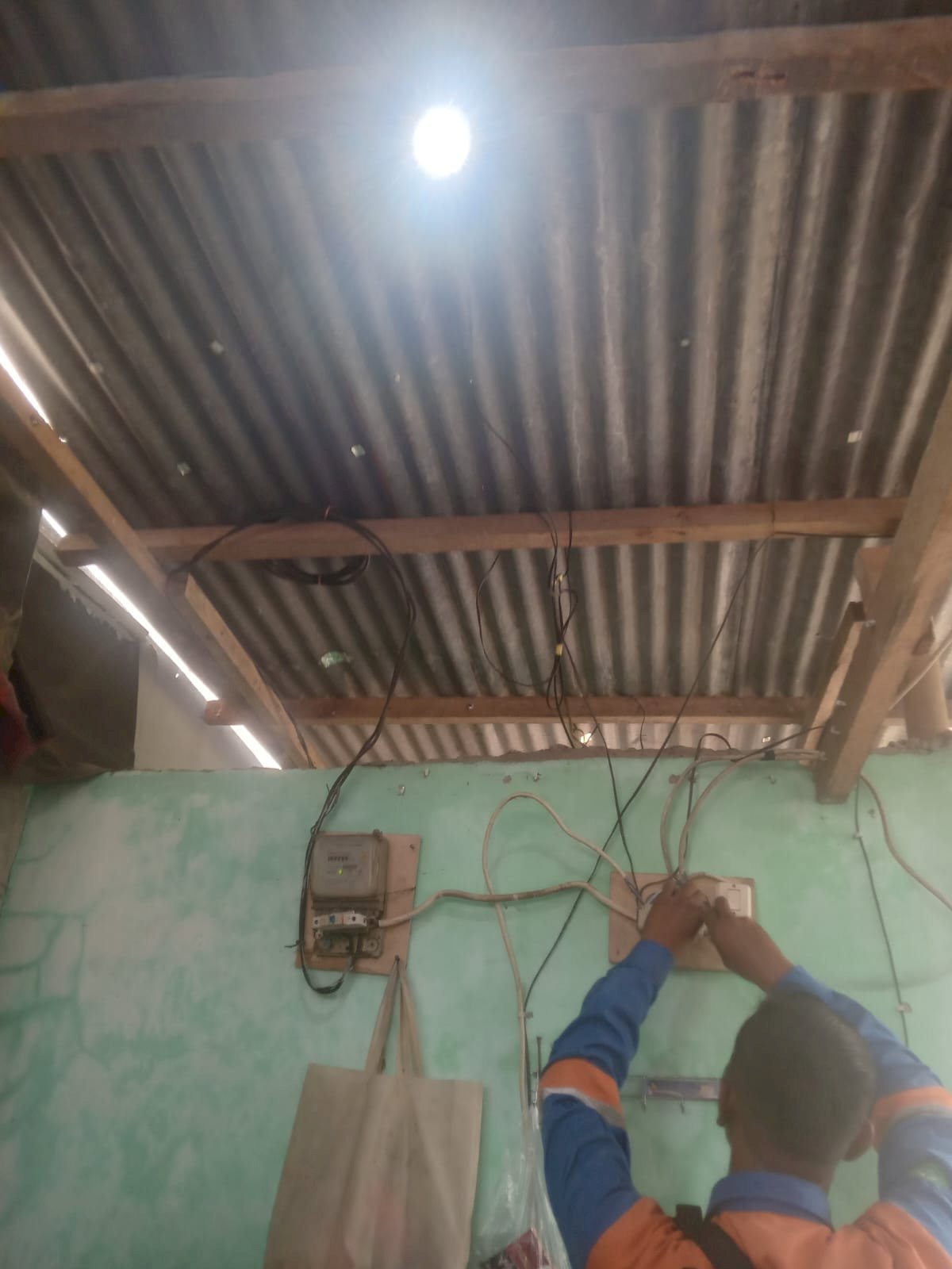 Tim PJU Dishub Klaten Tuntaskan Perbaikan Lampu di Pos Penjaga Palang Kereta Api MBH Ruwet