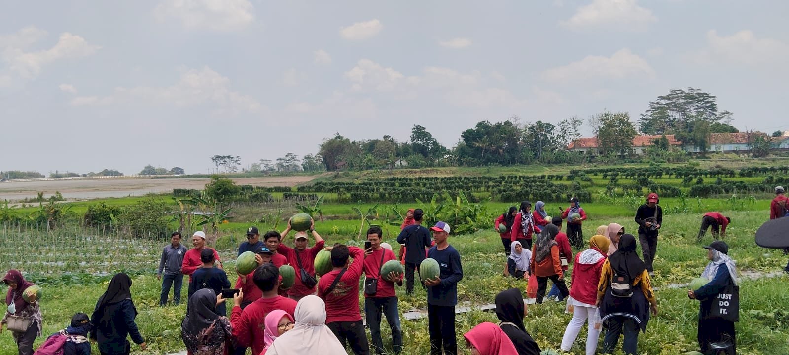 Patroli Dishub Kawal AD-1: Sambung Roso, Panen Semangka, Takziah, hingga Pelantikan Pramuka Garuda Lancar dan Aman”