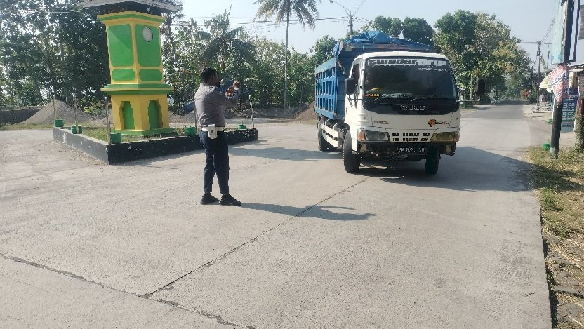 Rapi Terpantau, Giat Pengawasan Angkutan Golongan C di Simpang 3 Tugu Nangka Berjalan Mulus