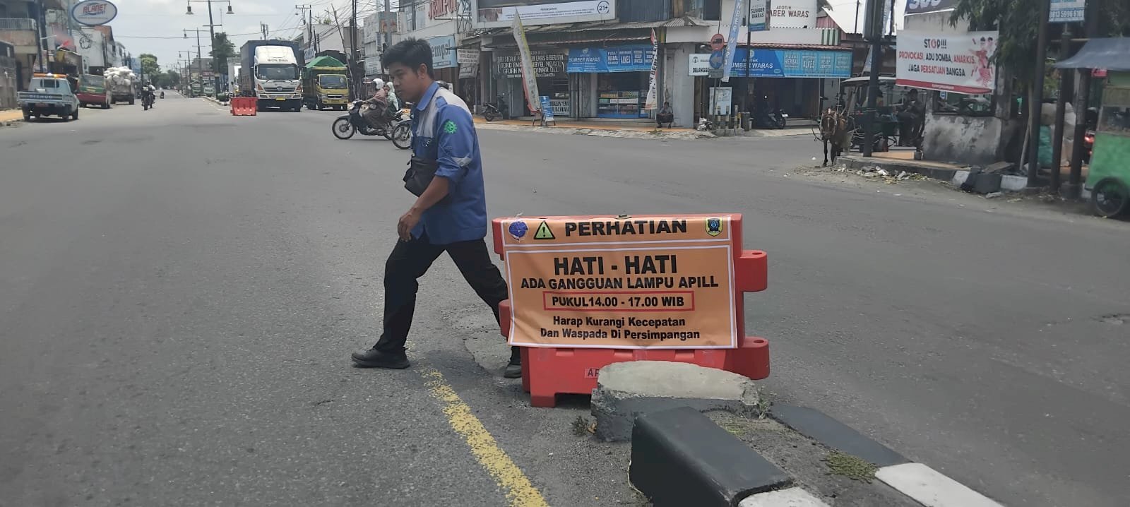 Antisipasi Gangguan APILL: Tim MRLL PJU Pasang Water Barrier di Simpang Empat Pasar Delanggu